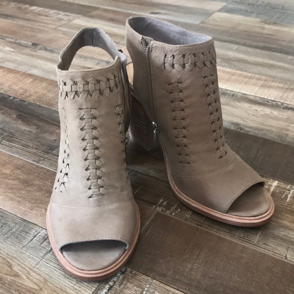 🌟Vince Camuto Smoke Show Booties🌟